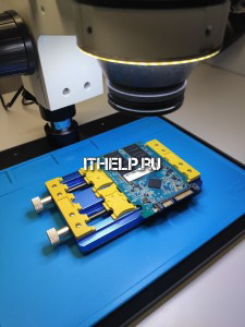 SSD диск Toshiba на диагностике под тринокулярным микроскопом